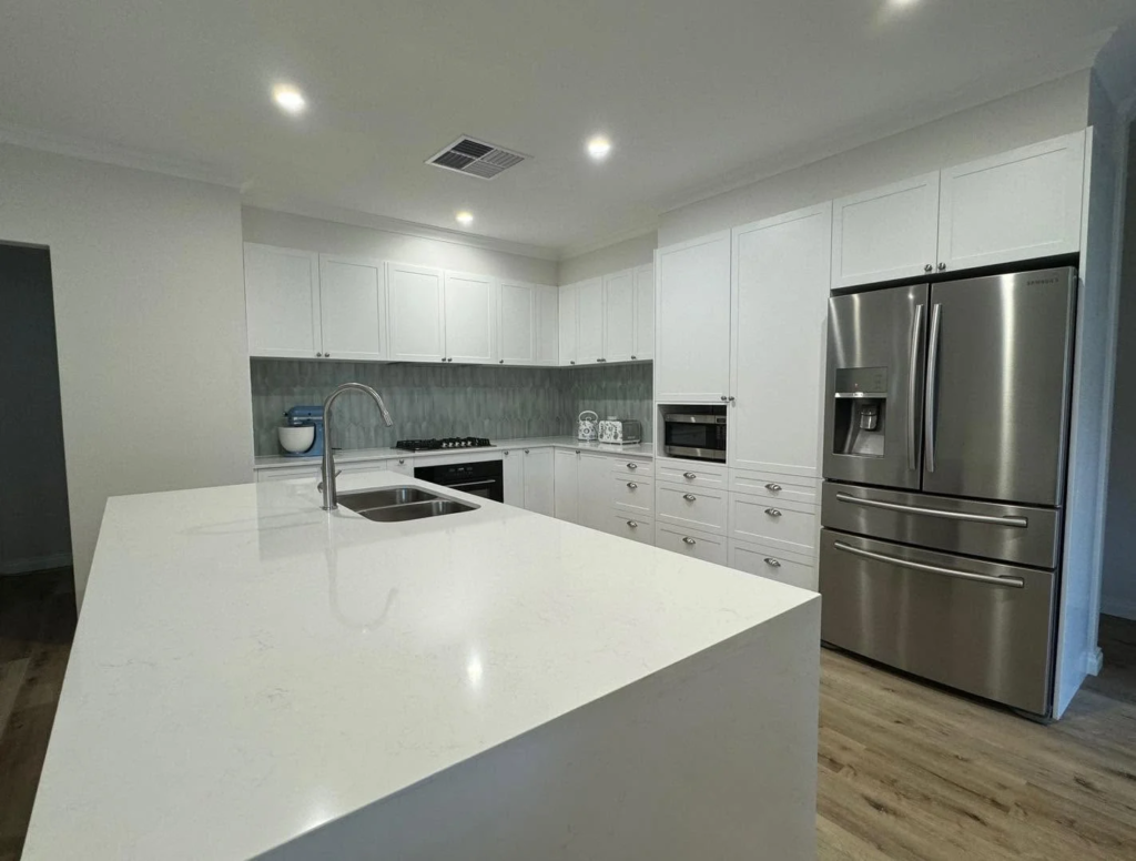 Kitchen with breakfast island